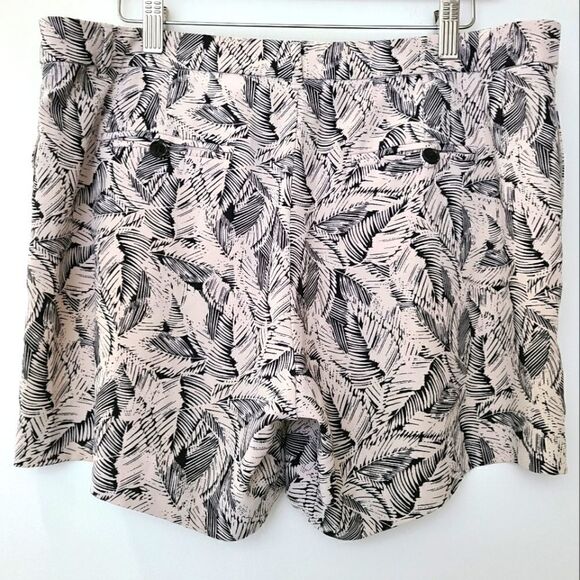 Banana Republic Black & White Leaf Print Dress Shorts 10 - Picture 2 of 15